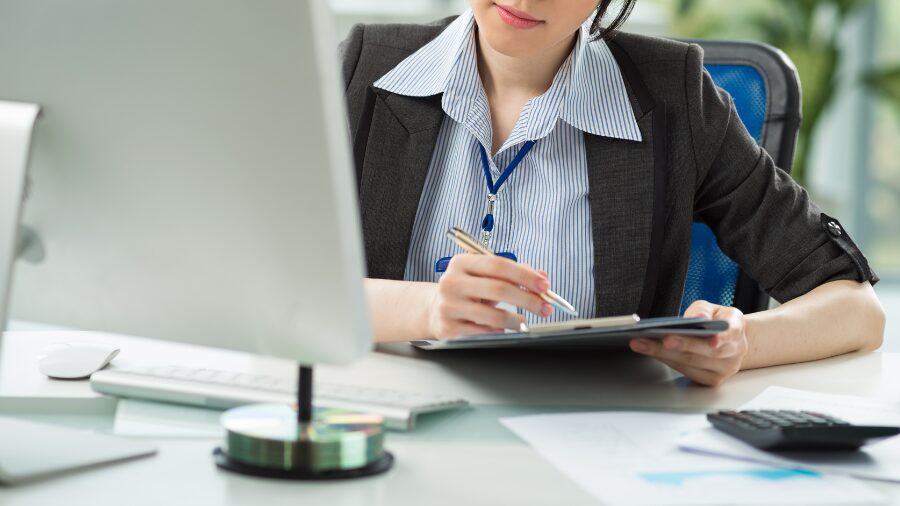 パソコンに向かう女性