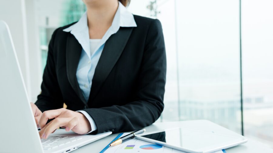 パソコンに向かう女性