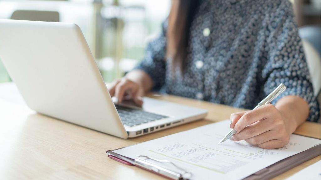 パソコンに向かう女性